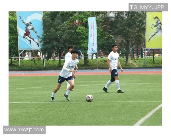 身高一米九以上的足球巨星们如何在绿茵场上展现超凡力量与技巧