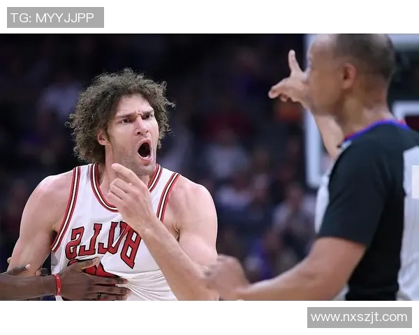 球星因裁判判罚不公而愤怒表达情绪的瞬间图解析